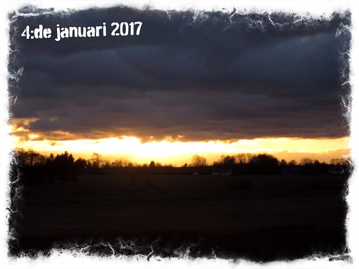 Solnedgång med dramatiska moln över landskap den 4:e januari 2017.