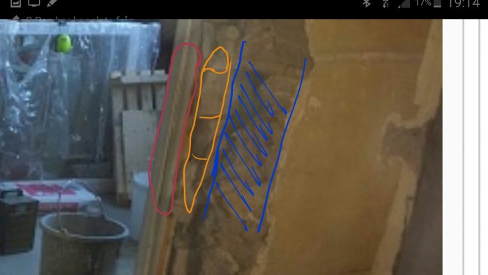 Byggvägg markerad med färgade linjer där blått visar gammal stenmur, orange lecamur och röd en reglad vägg.