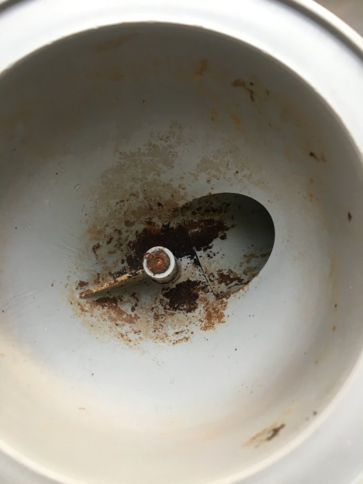 Rostad skruv i diskhon där korgsilens delar gått isär, vilket visar på kvalitetsproblem.