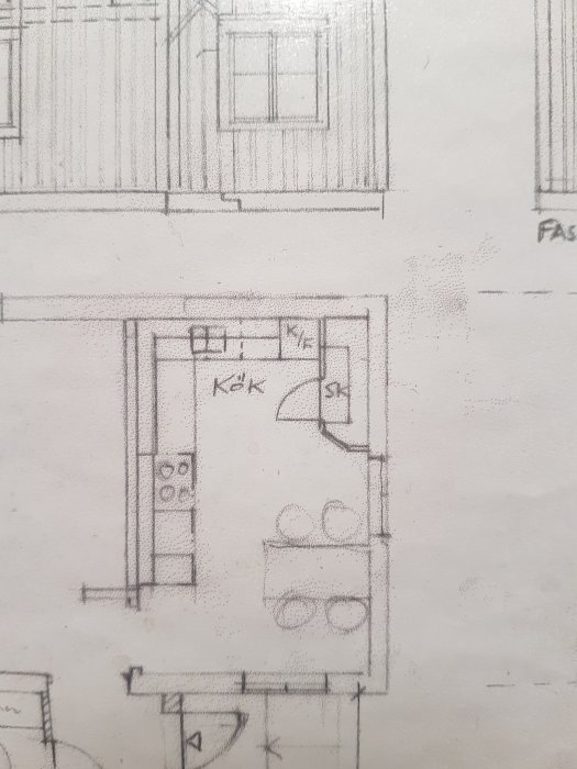 Ritning av kökslayout med planerad plats för skafferi och kylskåp.