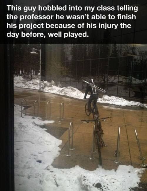 Person använder kryckor för att cykla förbi snötäckt cykelställ utanför byggnad.