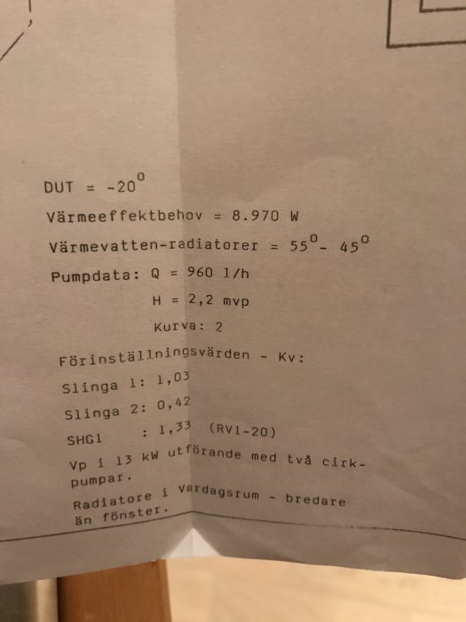 Installationsdiagram med tekniska specifikationer för värmesystem, inklusive effektbehov och pumpdata.