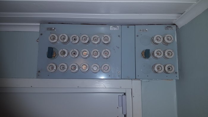 Gammalt proppskåp från 70-talet utan jordfelsbrytare i ett hus.