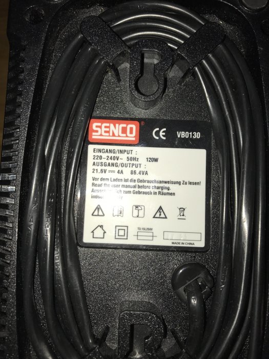 Senco 18V batteriladdare i nyskick med tekniska specifikationer synliga.