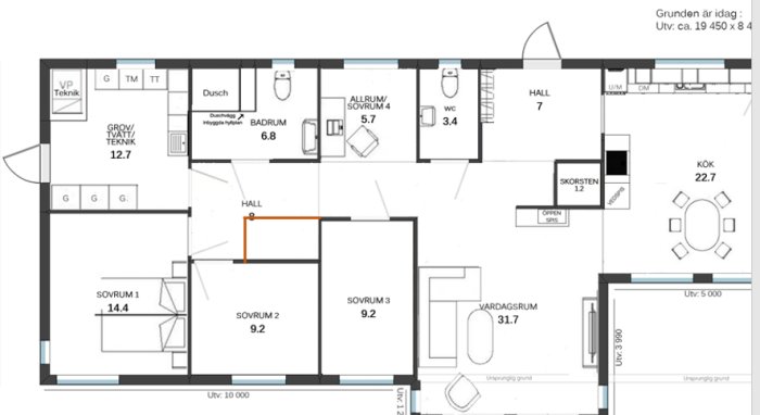 Arkitektritning av en våningsplan med markerade rum såsom sovrum, badrum, vardagsrum och kök.