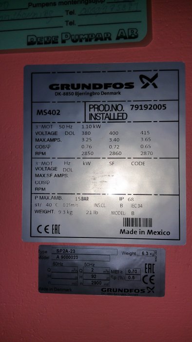Specifikationsetikett för Grundfos djupvattenpump med modellnummer MS402 och tekniska detaljer som effekt och RPM.