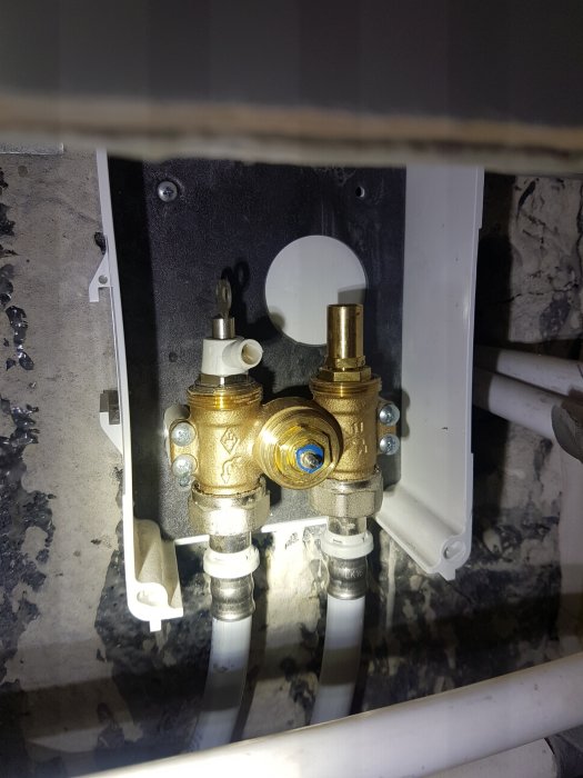 Öppen TA-MULTIBOX K-rtl för golvvärmesystem med avtaget termostatvred och synlig luftningsnippel.