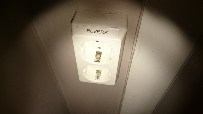 Väggmonterat eluttag märkt "ELVERK" med två anslutningar, rekommenderat för generatorinkoppling.