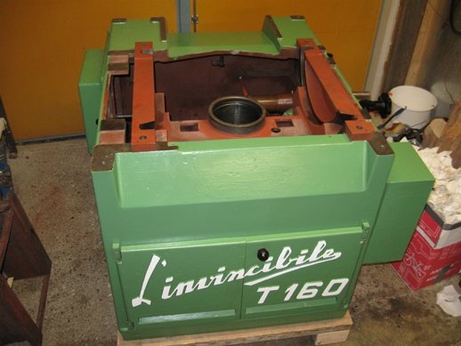 Maskinkroppen till en L'invincibile T160 med motorn monterad i verkstadslokalen.