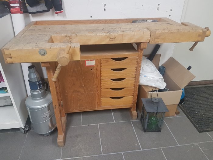 Använd Sjöbergs snickarbänk med skåp och lådor, saknar plast på vänster skruv.