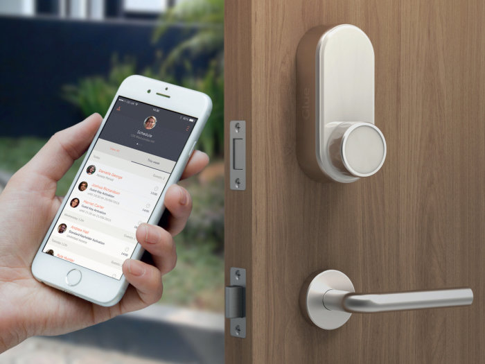 Appstyrt Glue Smart Lock monterat på en dörr och mobiltelefon med öppen app som visar användarbehörigheter.