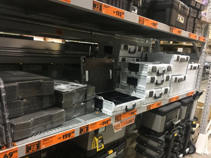 Hyllor med verktygslådor och väskor i olika storlekar på Hornbach.