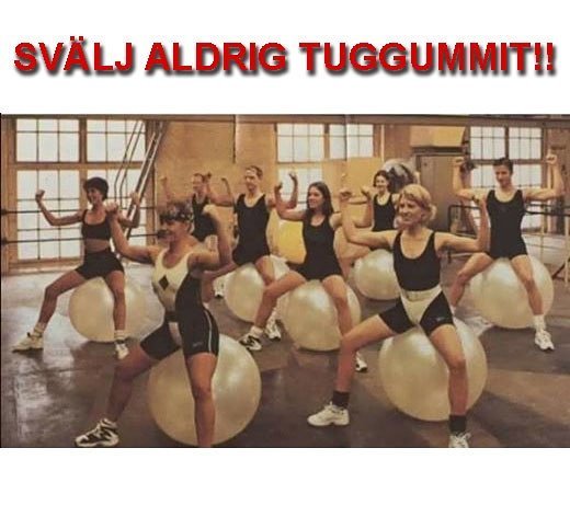 Personer i träningskläder som utför övningar på stora gym bollar i en träningslokal med texten "SVÄLJ ALDRIG TUGGUMMIT!!