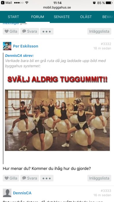 Personer i aerobicskläder tränar på stora träningsbollar i ett gym, översatt text "Svälj aldrig tuggummit".