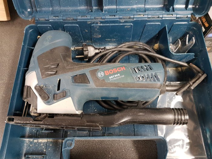 Bosch GST90e sticksåg med kabel, lätt använd, i öppen blå förvaringslåda.