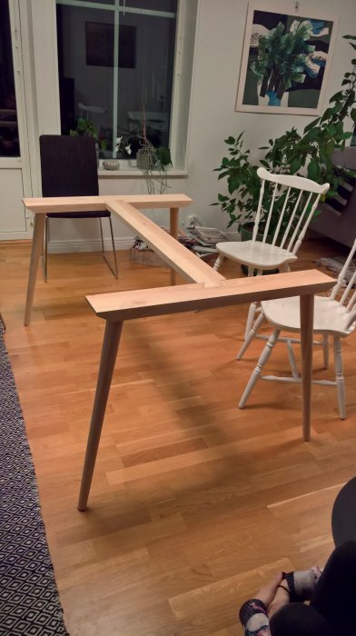 Träben till bord i ask med 7 graders snitt, limmade vinkelrätt utan bordskiva, i vardagsrum.