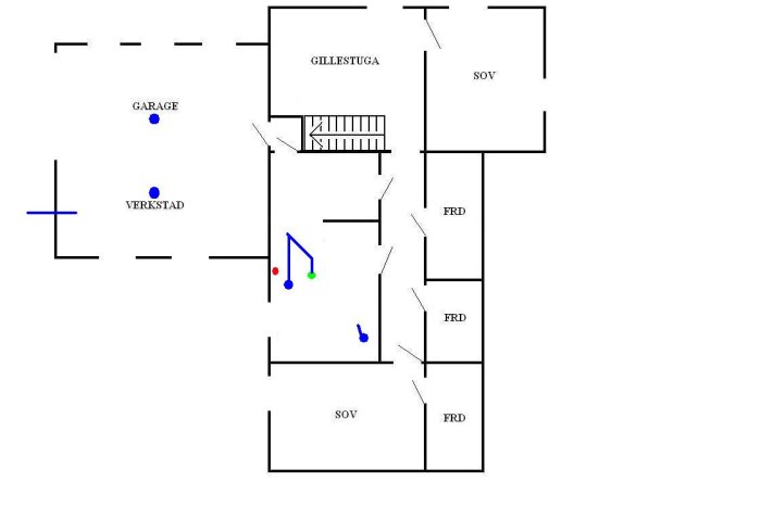 Schematisk ritning av källarplanlösning med markeringar för stammar och golvbrunnar.