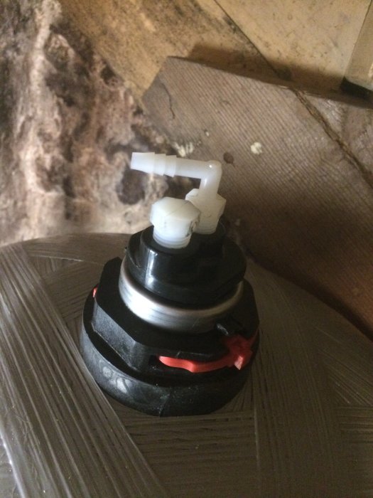 Vattenpumpens tryckregulator, inställd på 5,5 bar, visar förlust av tryck.