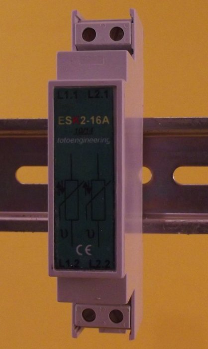 NTC-termistor monterad i en DIN-skena, modell ESK2-16A, för industriellt bruk.