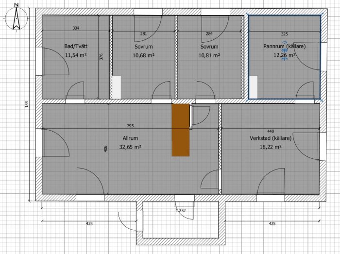 Arkitektritning av en källarvåning med markerade rum, dimensioner och planlösning.