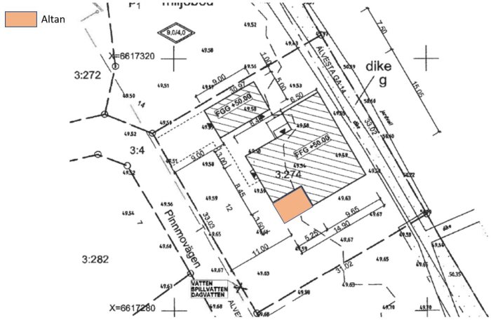 Nybyggnadskarta med markering av tänkt husplacering och föreslagen altan i söderläge.