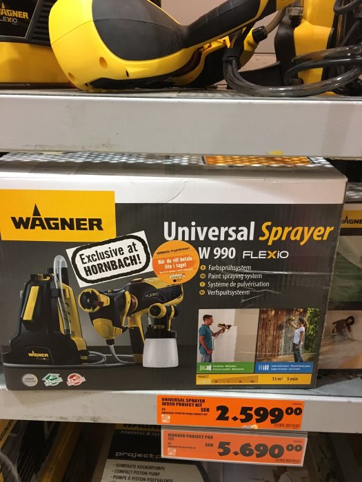 Wagner Universal Sprayer W 990 FLEXiO målningsspruta i förpackning på butikshylla.
