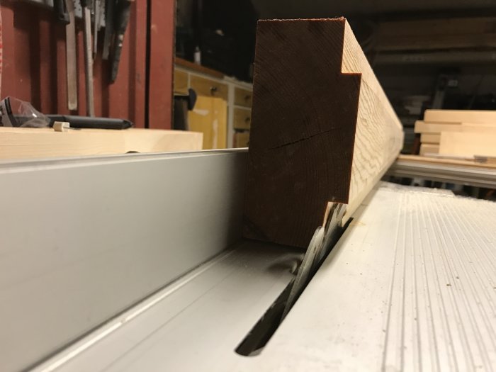 Träblock med fals testas på en hyvelbänk, förberett för 7 graders lutning i ett fönsterbygge.