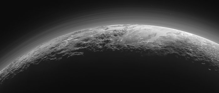 Solnedgång på dvärgplaneten Pluto med horisont och atmosfär fångad av New Horizons-sonden.