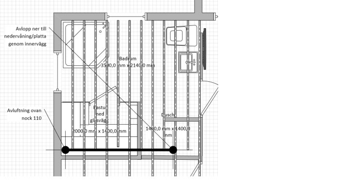 Ritning av en våningsplan med avloppsrör, badrum, bastu och dusch markerade, inklusive mått och avluftning.