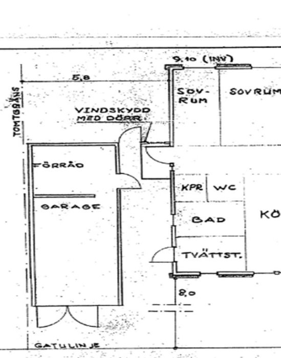 Ritning som visar översikt av hus med markerat vindskydd, sovrum, badrum, tvättstuga och garage.