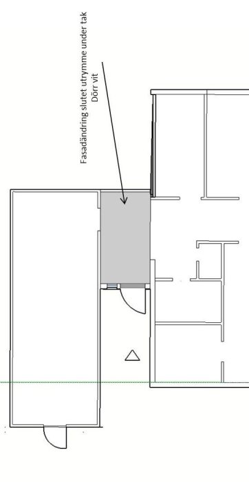 Arkitektonisk ritning som visar en planlösning med ett taköverdrag mellan två byggnader.