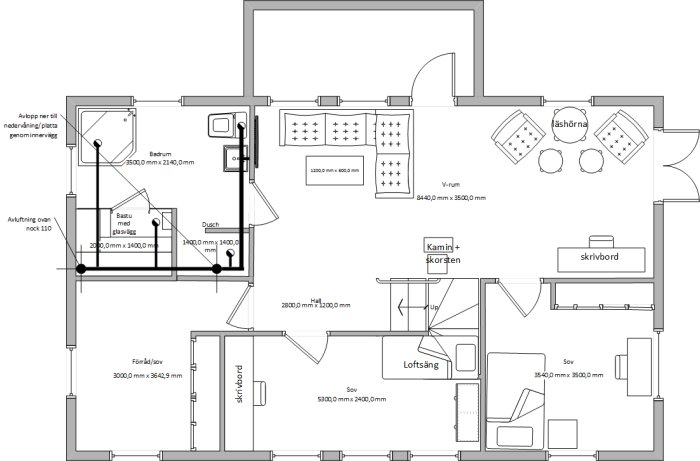 Illustrerad planritning av hus med detaljerad möblering och måttangivelser.