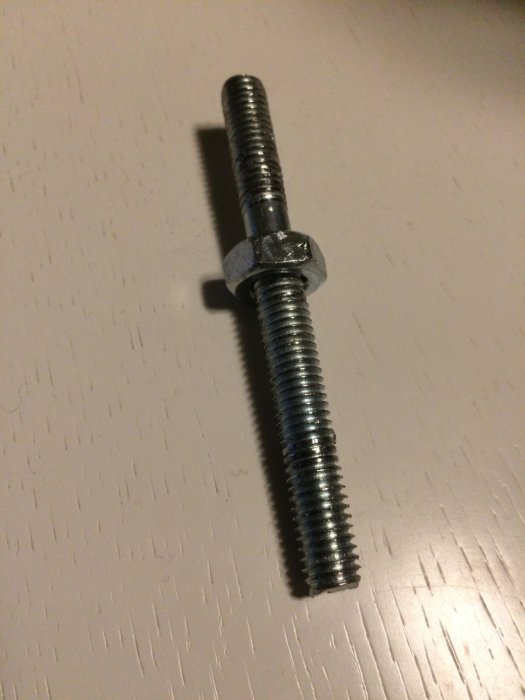 Skruv med mutter som sitter fast och inte ger sig trots försök att lossa den.