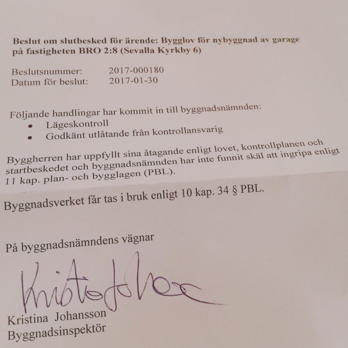 Slutbesked för bygglov med beskrivning och signatur från byggnadsinspektör.