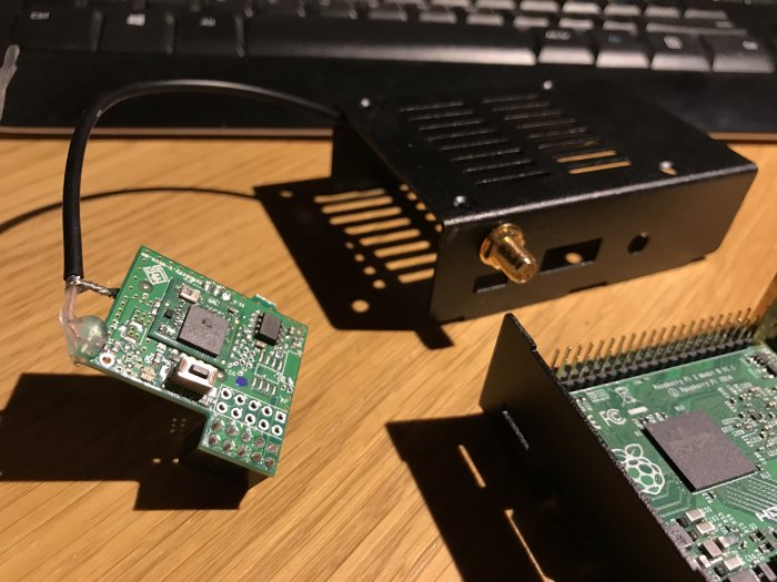 Elektronikprojekt med Raspberry Pi och modificerad extern antenn monterad på plåthölje.