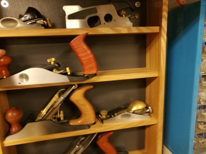 Samling snickeriverktyg: low angle bevel up smoothing plane, andra hyvlar och Veritas-penna på hylla.