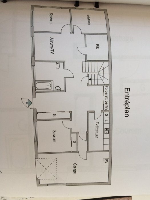 Ritning av ett entréplans planlösning där en vägg med dörr till en klädkammare är markerad för borttagning.