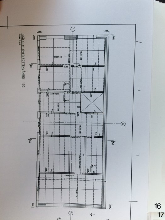 Ritning av en byggnads planlösning med markerad vägg till klädkammare som diskuteras för rivning.