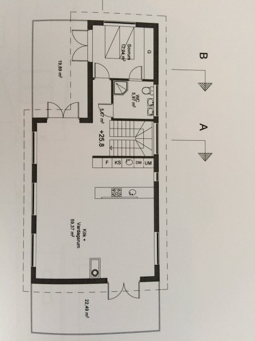 Ritning av en våningsplanslayout visande entréplan med markerad vägg som användaren överväger att riva.