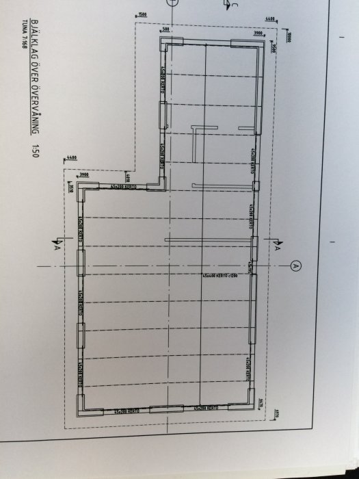 Ritning av en planlösning för ett entréplan, innefattande mått och en markering av en potentiell icke-bärande vägg.