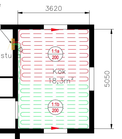 Ritning av ett förslag på vattenburen golvvärme i ett kök med dimensioner och värmeslingor markerade.