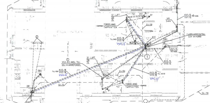 Ritning av VVS-installation i badrum med markerade kopplingslådor och rördragningar.