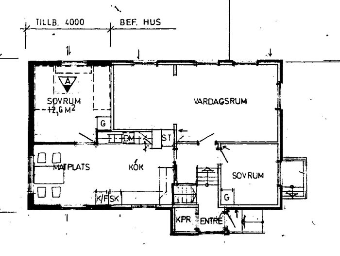 Ritning av ett befintligt hus med planlösning som inkluderar kök, vardagsrum, sovrum och entré.