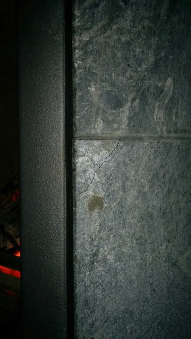 Spricka i det yttre täljstenslagret på en Contura 820T kamin.