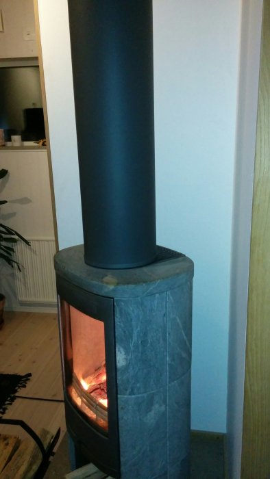 Contura 820T täljstenskamin med synlig spricka i yttre lagret och skorstensrör på toppen.