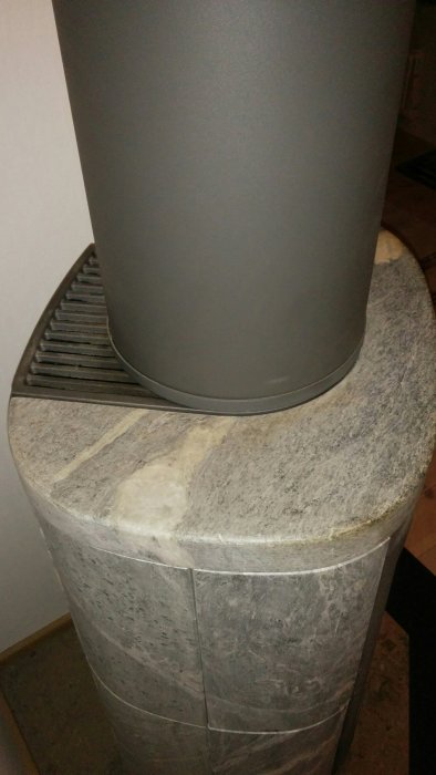 Rör fastnat över ett låst galler på en stensockel där stenen inte går att lyfta.