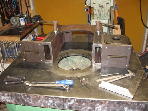 Metallfräs i verkstad med verktyg och komponenter.