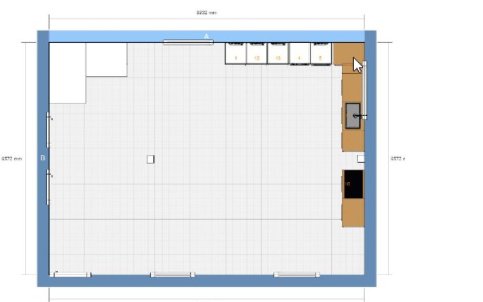 Schematisk ritning av ett L-format kök med glipa vid en pelare och otymplig placering av fönster och pelare.