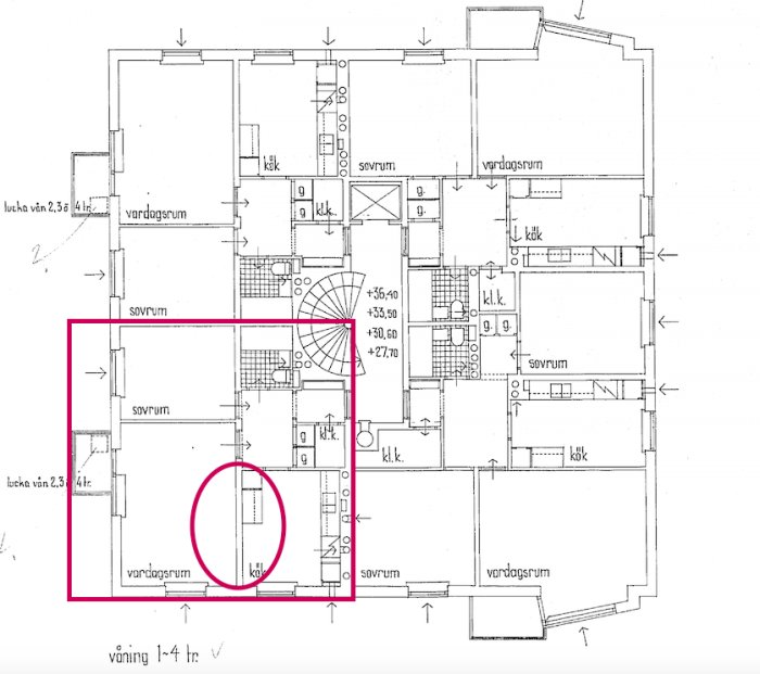 Arkitektritning över en lägenhets planlösning med markerad vägg mellan kök och vardagsrum.