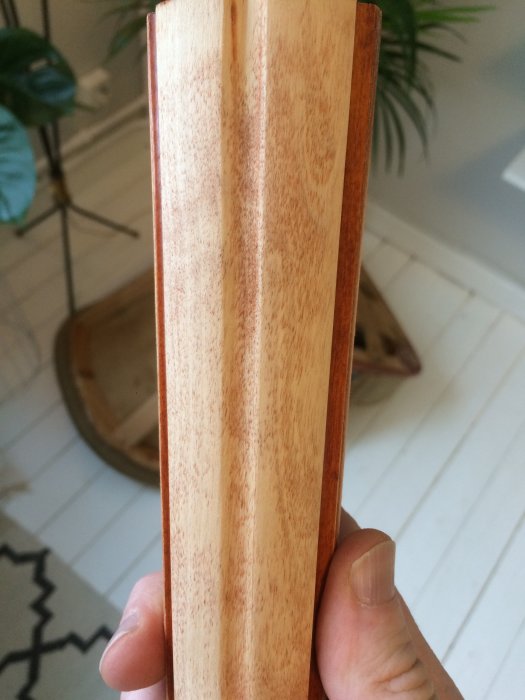 Träbit behandlad med teakolja, jämförs obehandlat och behandlat trä för en emmafåtölj.